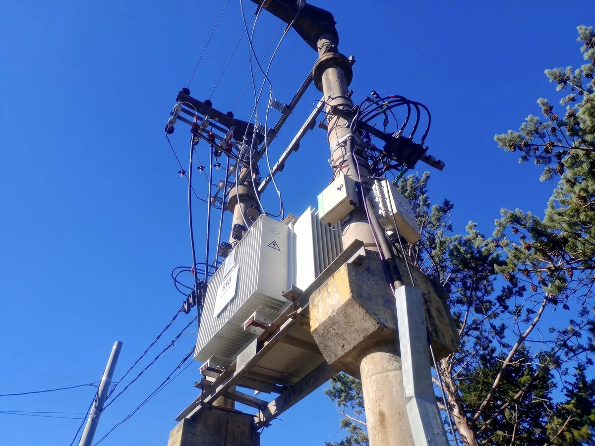 Pole-mounted distribution transformer on a medium-voltage overhead network
