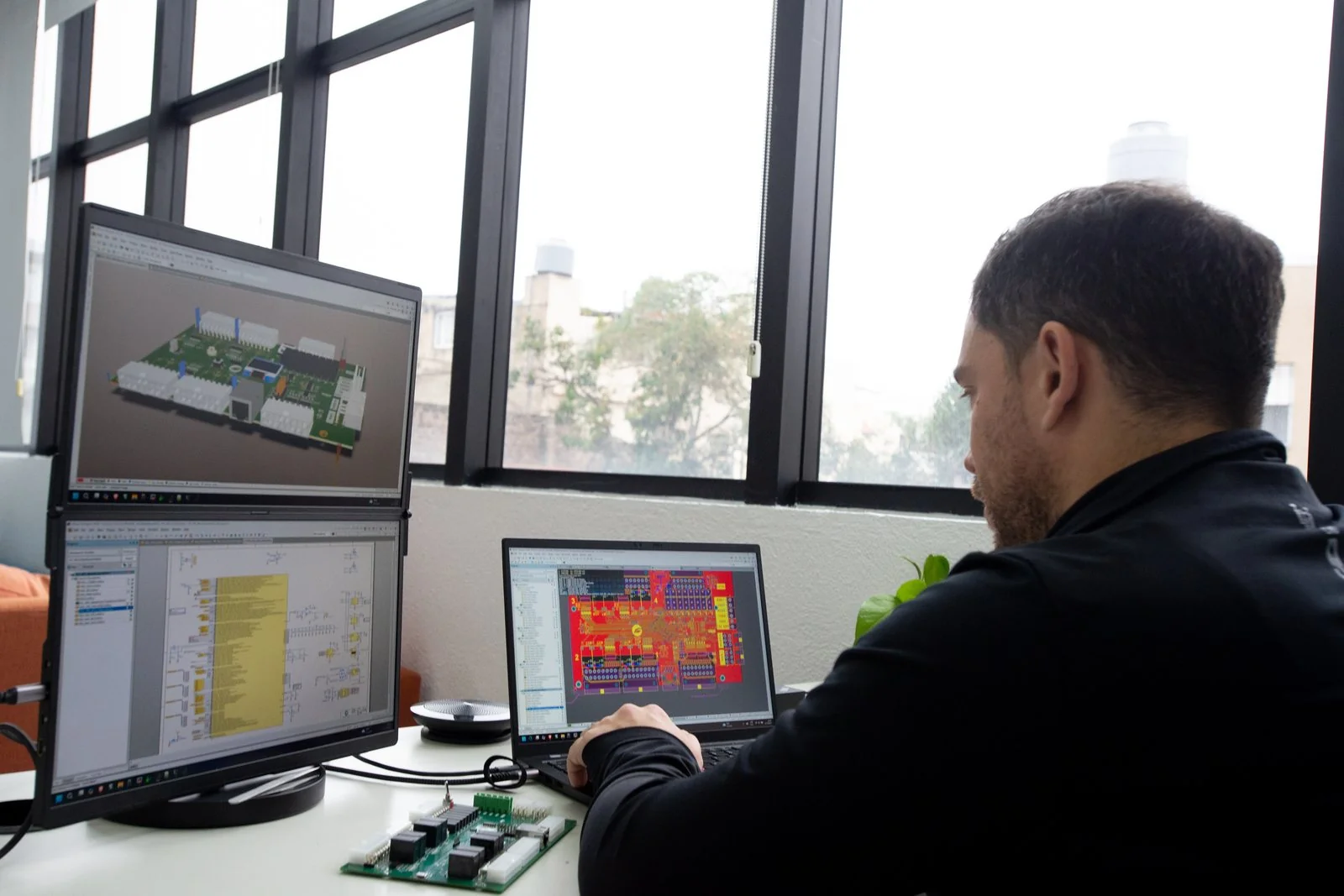 Diseño de una placa electrónica de Greenlabs: esquemático, ruteado y vista 3D en pantalla