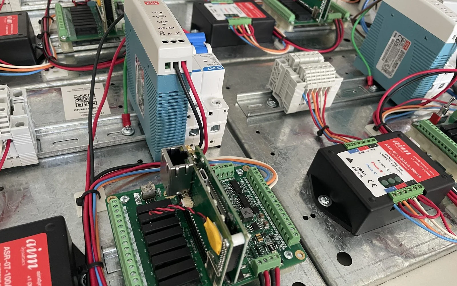 Electronic boards, power supplies and acquisition modules mounted on DIN rail