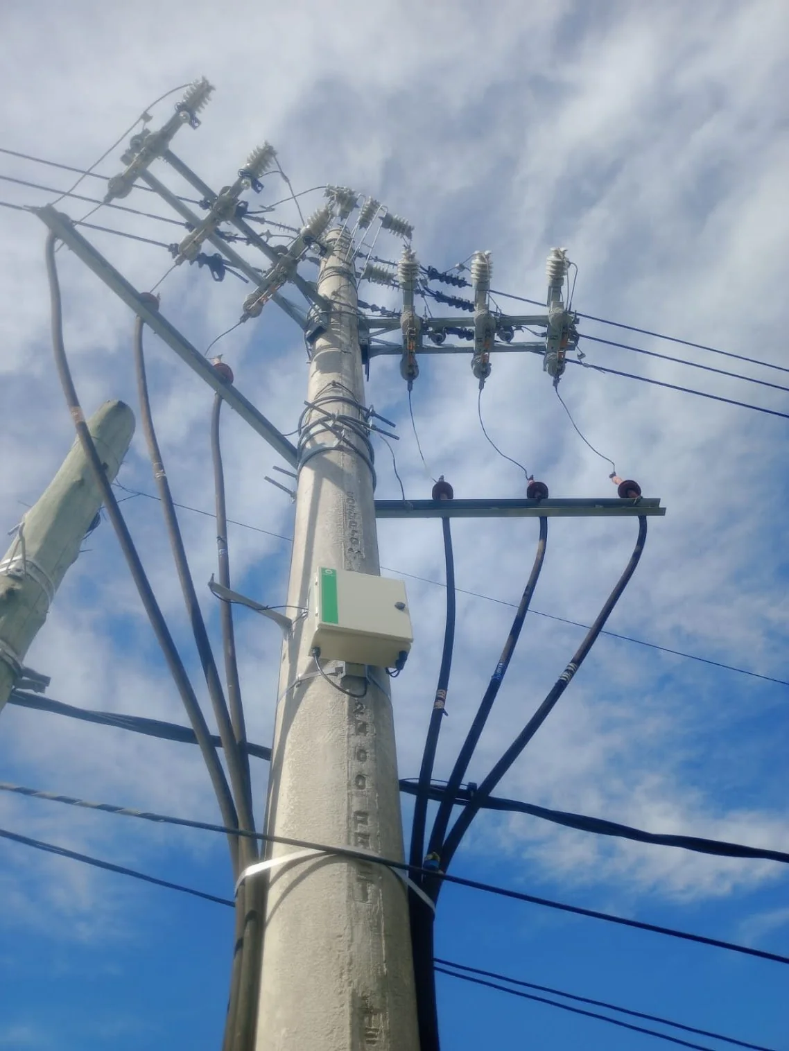 Fault passage indicator mounted on a medium-voltage overhead line pole